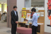 図書館フェスティバル実行委員会寄贈図書採納式